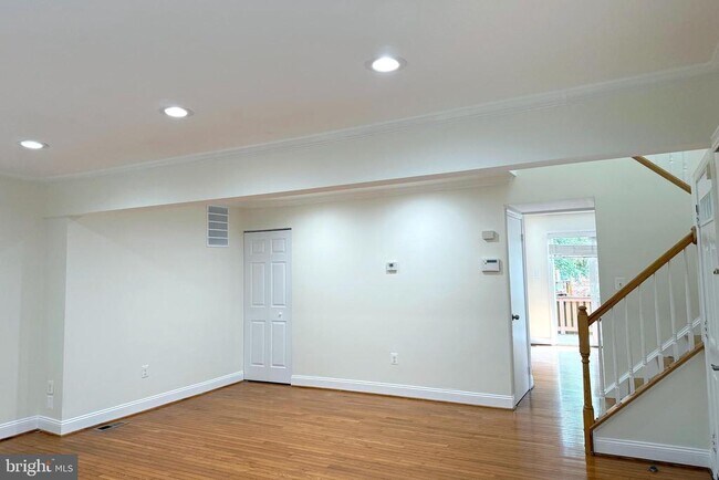 Building Photo - 2438 S Walter Reed Dr