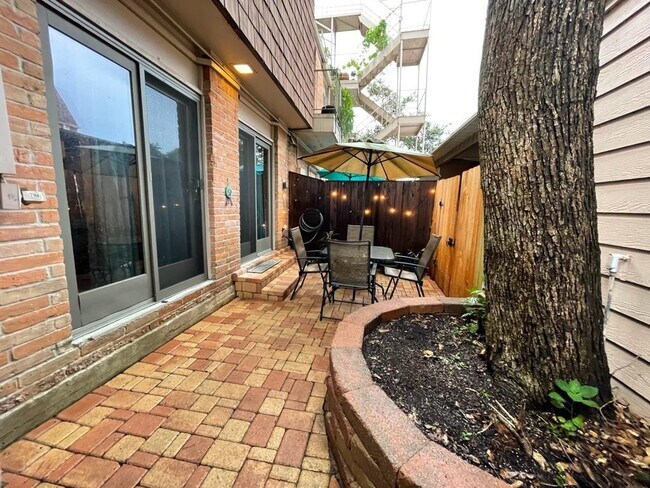 Building Photo - 452 N Post Oak Ln