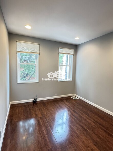 Building Photo - 519 S Port St