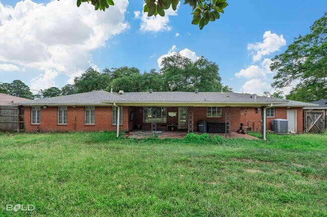 Building Photo - UPDATED MID-CENTURY MODERN HOME WITH SPECIAL CHARACTER