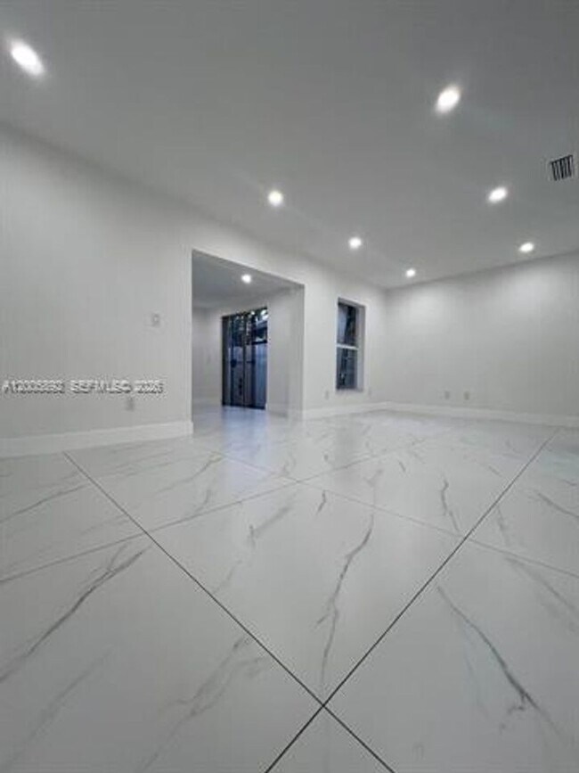Building Photo - 3632 SW 112th Ave