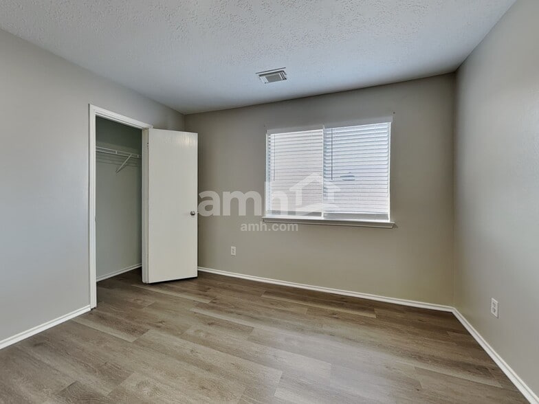 Building Photo - 7222 Winter Song Dr