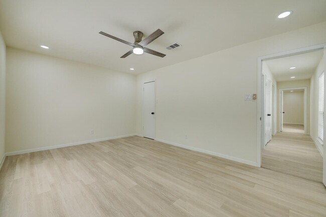 Building Photo - 5519 Sheraton Oaks Dr