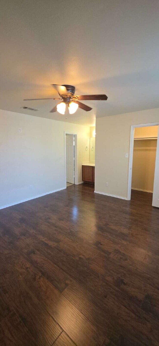 Building Photo - Expansive Mansfield Home with 5 Bedrooms, ...