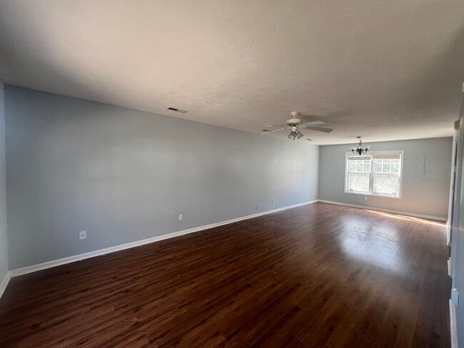 Building Photo - Southern Charm