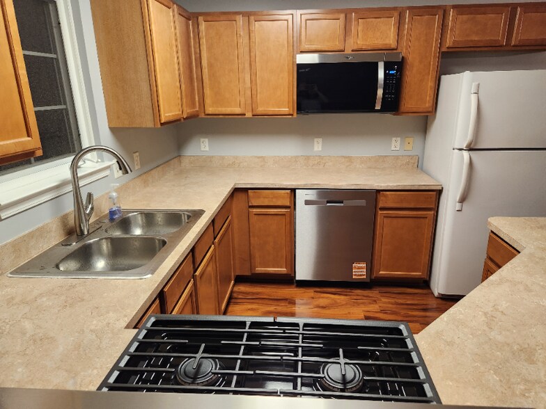 Building Photo - 10125 Sunrise Dr