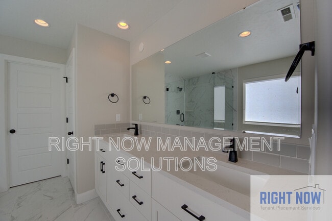 Building Photo - 6132 S Astoria Ave