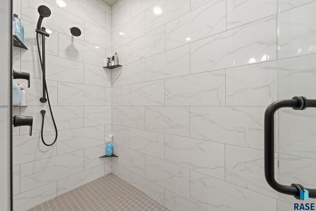 Building Photo - 2701 W Oak Hill Dr