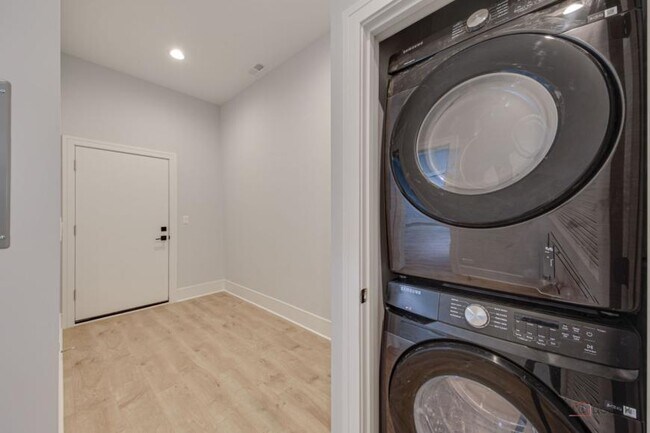 Building Photo - 3 bedroom in Chicago IL 60647