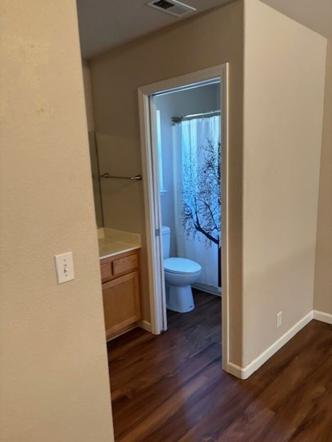 Building Photo - 10 N Valley Ct