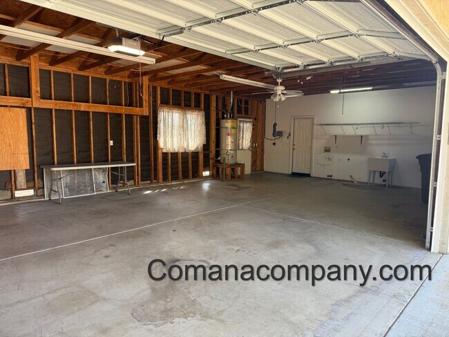 Building Photo - Gorgeous, spacious 3BR/2BA w views, yard, ...