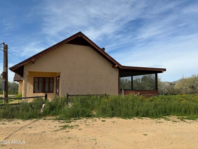 Building Photo - 1328 E Maddock Rd