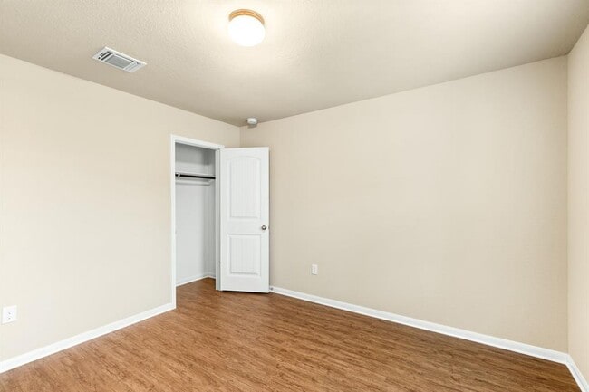 Building Photo - 609 Topaz Ln