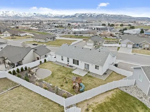 Building Photo - 1270 Dolostone Dr