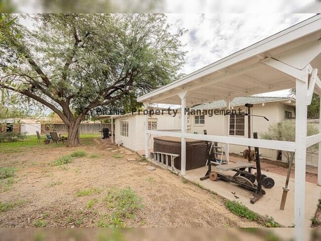 Building Photo - 9430 N 11th Pl