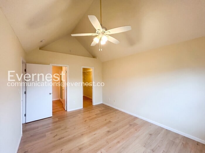 Building Photo - 710 Queens Path