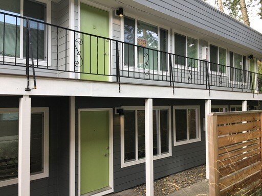 Building Photo - Upper 2bed, hardwoods, dishwasher, on-site...