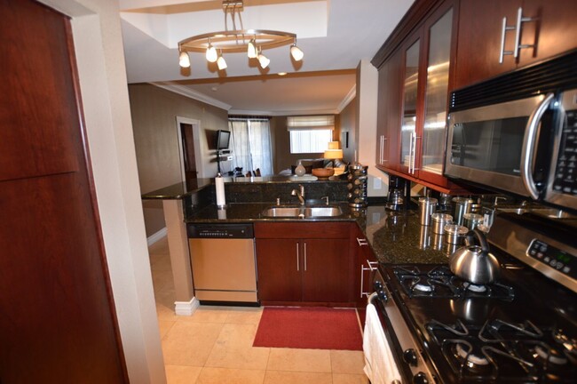 Building Photo - Meridian 2 BED|2BA FURNISHED CONDO 1 BLOCK...