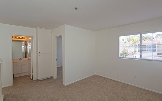 Building Photo - Spacious Home within the Legends Community...