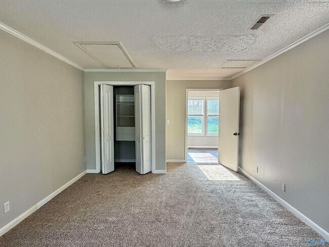 Building Photo - 2110 Fernbrook Dr NE