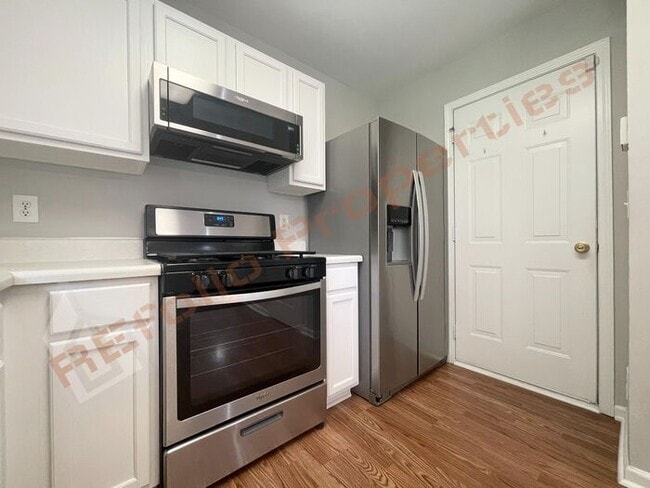 Building Photo - Beautiful 3 Bedroom 1 Car-Garage Home loca...