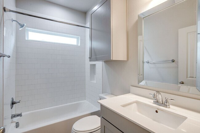 Building Photo - Short Term Rental- 4 Bed, 2 Bath Home Near TCU-  76109