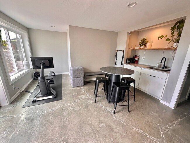 Building Photo - Rare Kirkland Condo on the Juanita Waterfront! Available August 1st, 2026!