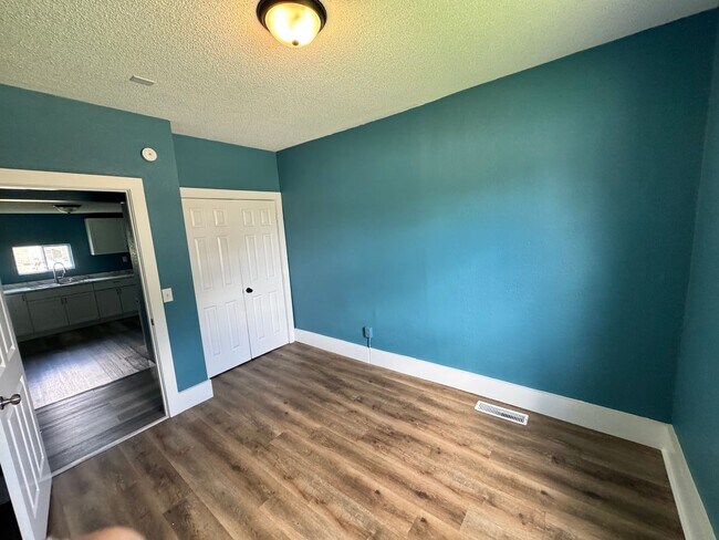 Building Photo - Cute 2 bedroom house in Rock Island