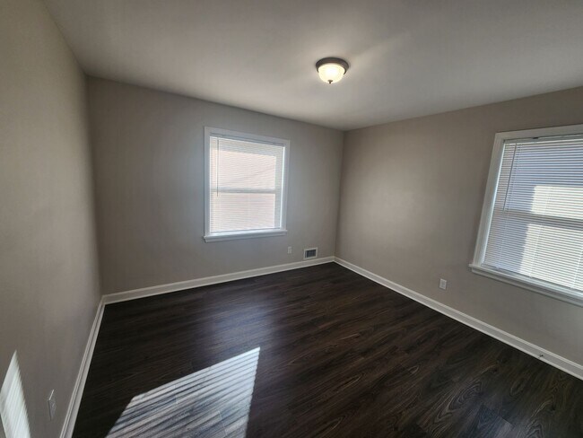 Building Photo - Updated 3 bedroom 1 bath in Shively! Excellent location!