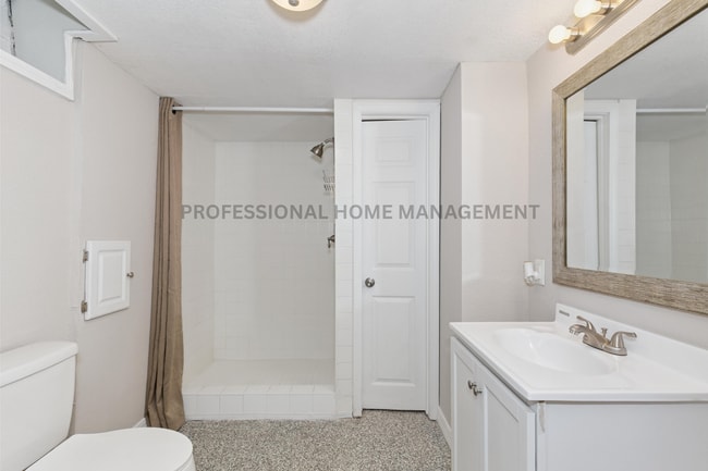 Building Photo - Updated 3 bed / 2 bath house With Exceptio...
