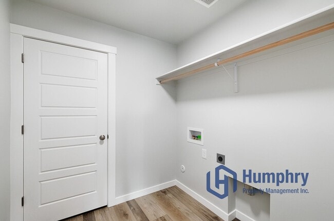 Building Photo - 4 bedroom, 2 bathroom, 2 car garage.