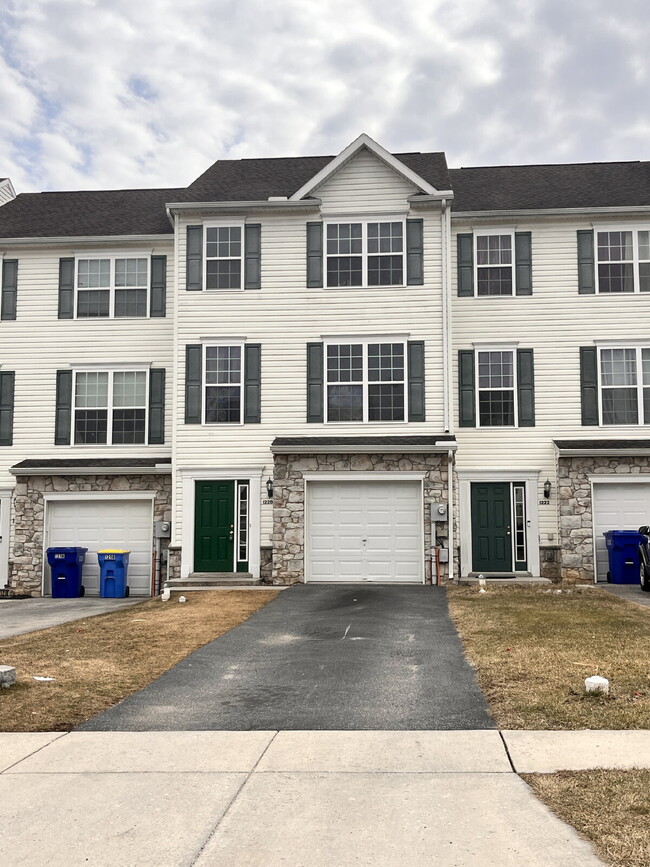 Building Photo - Move in Ready Jackson Hts Townhome!!