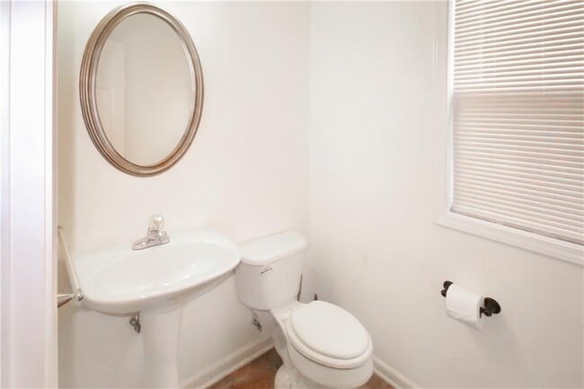 Building Photo - 2389 White Alder Dr NE