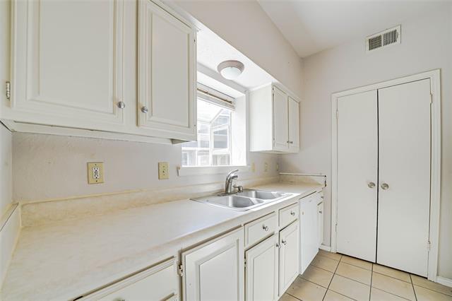 Building Photo - 3550 Country Square Dr