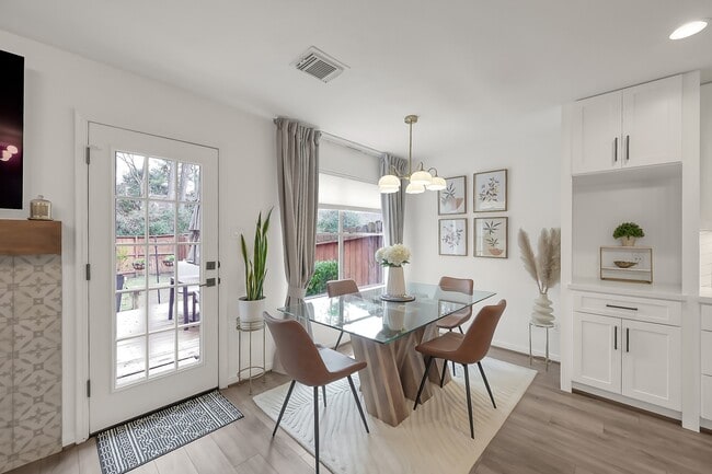 Building Photo - 246 N Walden Elms Cir