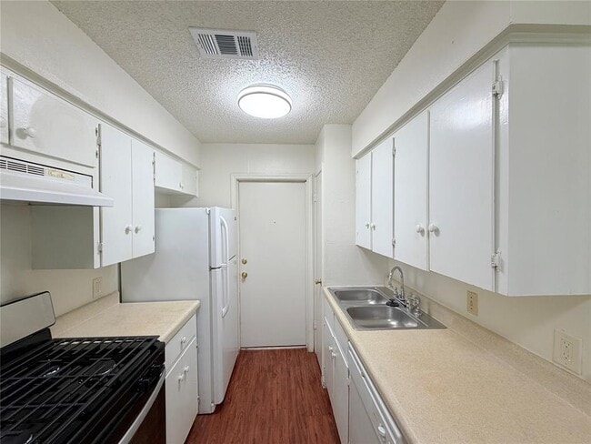 Building Photo - 5206 Village Trail