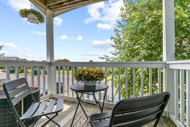 Building Photo - Two Bedroom Classic Style Apartment on the...
