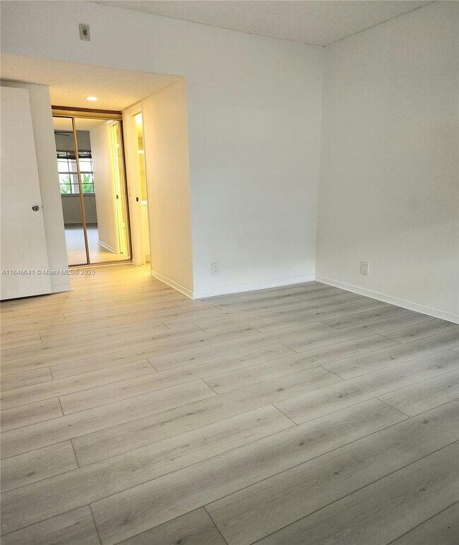 Building Photo - 545 Oaks Ln