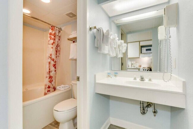 Building Photo - 2300 N Ocean Blvd
