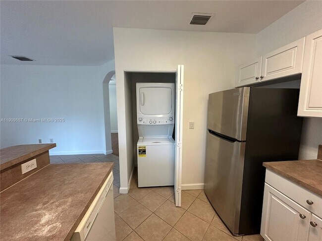 Building Photo - 3370 NE 14th Dr