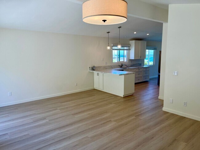 Building Photo - 4 Bedroom 2.5 Bathroom Home, Newly renovat...