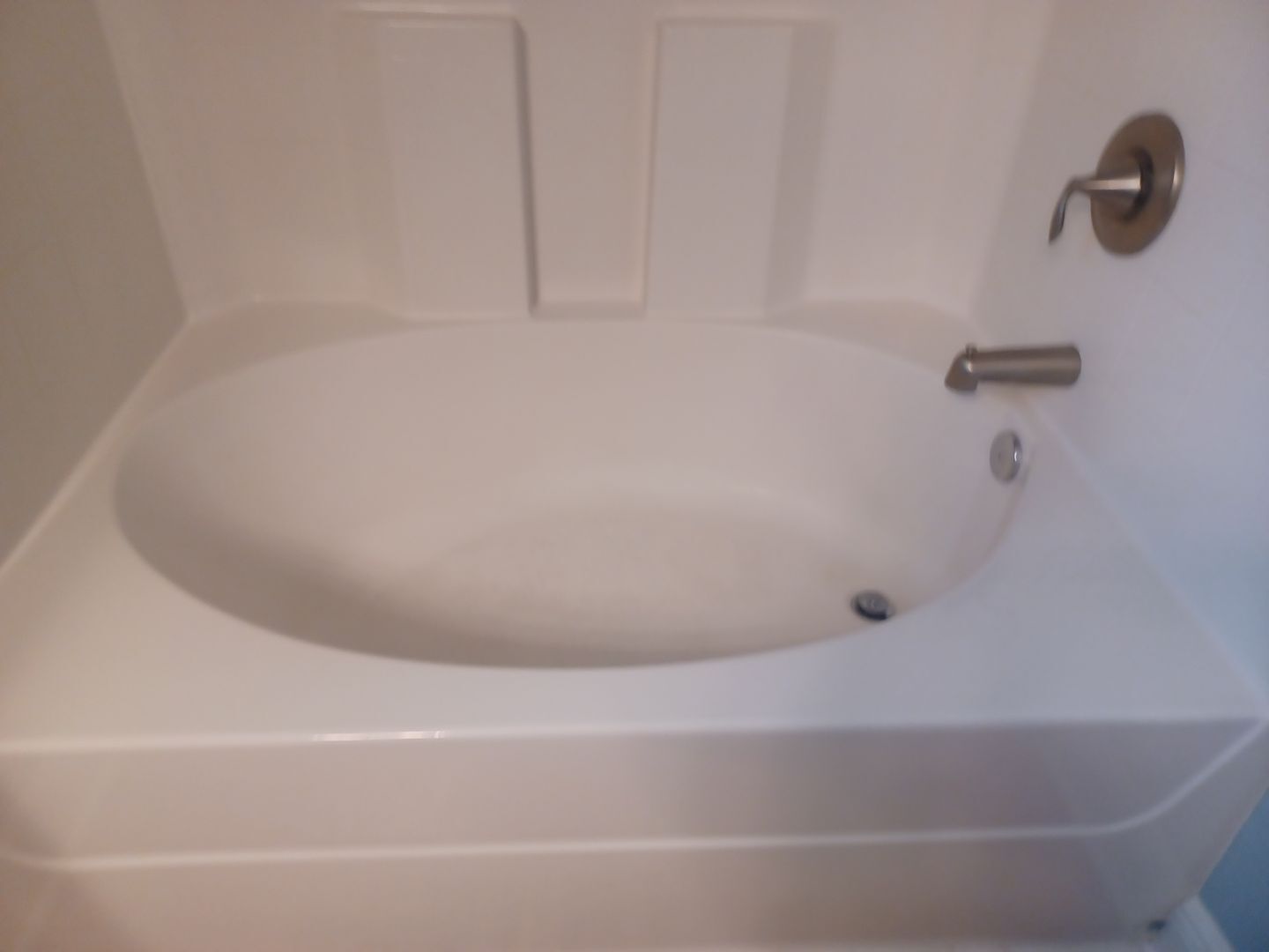 Building Photo - Spacious, Newly Remodeled  3 bedroom, 2 bathroom screened lanai GREAT LOCATION