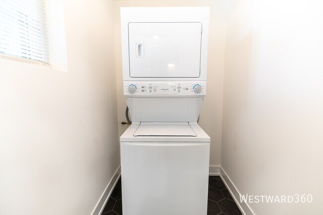 Building Photo - 6209 N Glenwood Ave