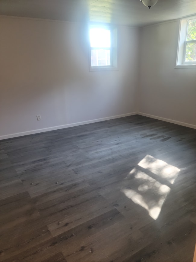 Building Photo - "Charming 3-Bed Home with Granite Elegance...