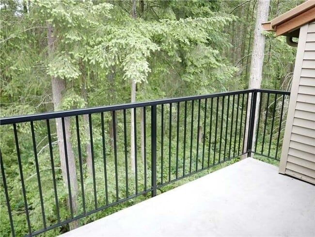 Building Photo - Tranquil Top-Floor Condo in Issaquah's Tan...