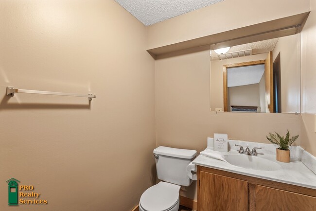 Building Photo - 3 Bedroom End Unit Townhouse