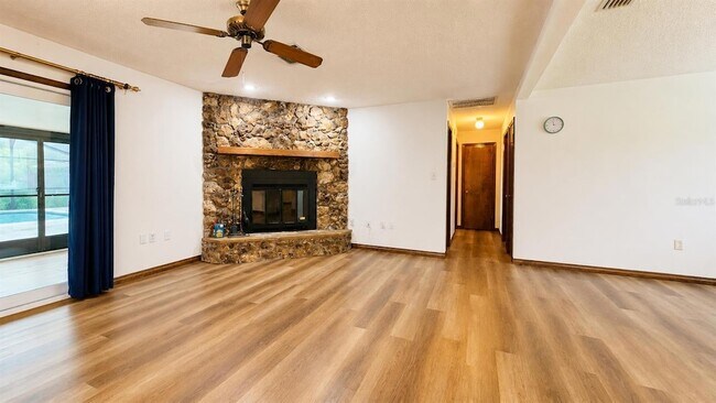 Building Photo - 35025 Raintree Dr