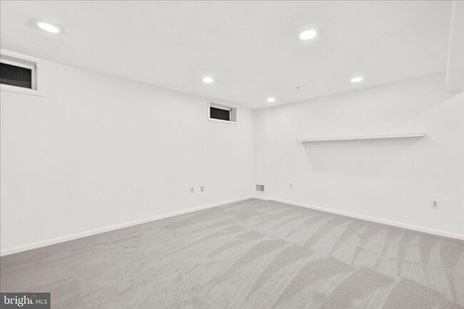 Building Photo - Beautiful End Unit Townhome in Bluffs At Deep Creek!