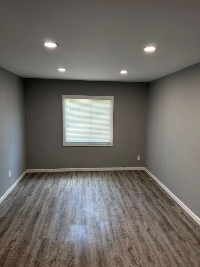 Building Photo - 11790 Outer Dr E
