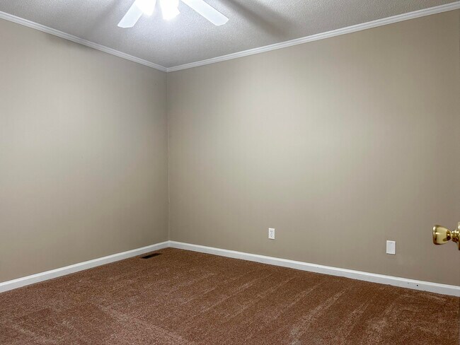 Building Photo - 675 Northview Dr NW